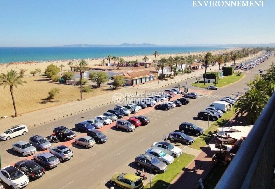 nombreuses places de parking le long de la plage d'empuriabrava