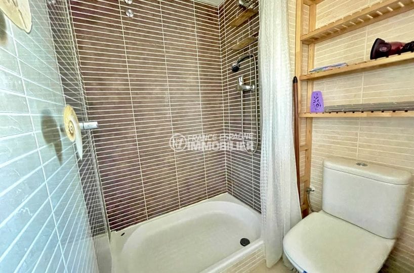 appartement à vendre à rosas, 2 chambres 54 m², salle d'eau avec douche et wc