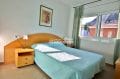 vente appartement roses espagne, 2 pièces 41 m², chambre à coucher, lit double avec tables de chevet