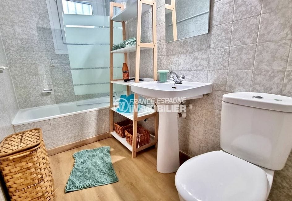 maison a vendre espagne bord de mer, 2 chambres 64 m², salle de bain avec baignoire et wc