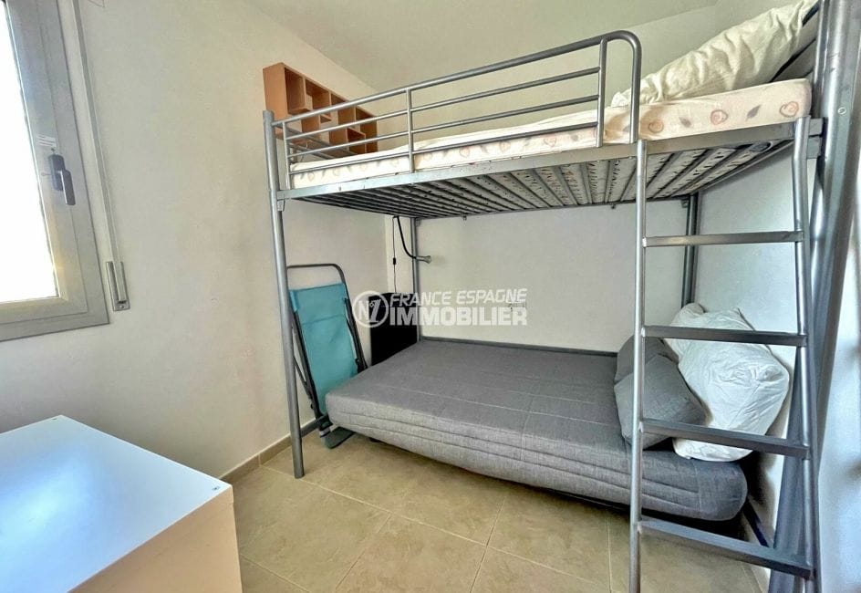 appartement a vendre roses, 2 chambres 54 m², chambre à coucher avec 2 lits double superposés