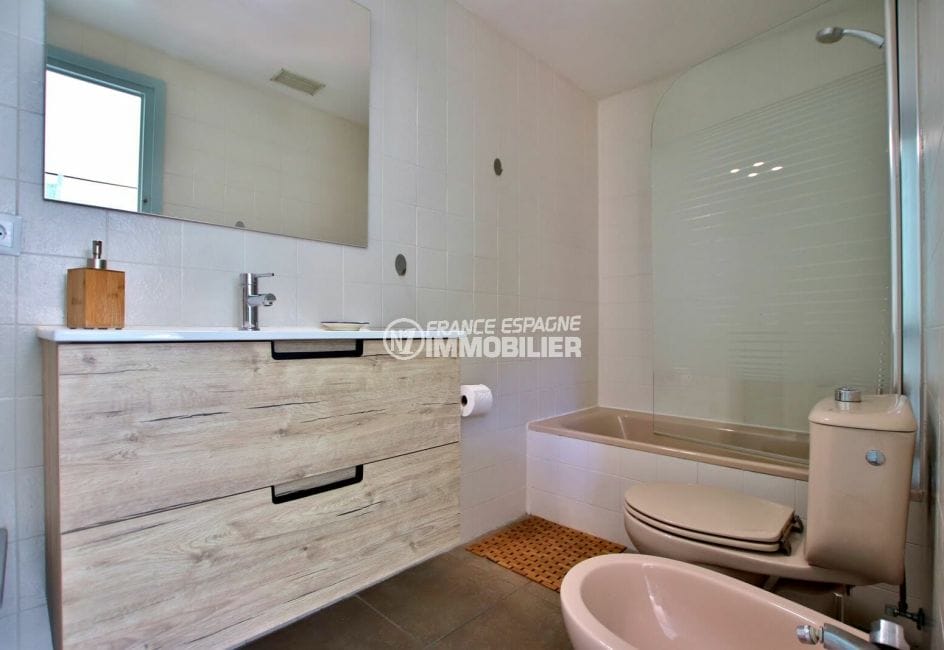 appartement a vendre rosas espagne, 2 pièces 41 m², jolie salle de bain avec baignoire et wc