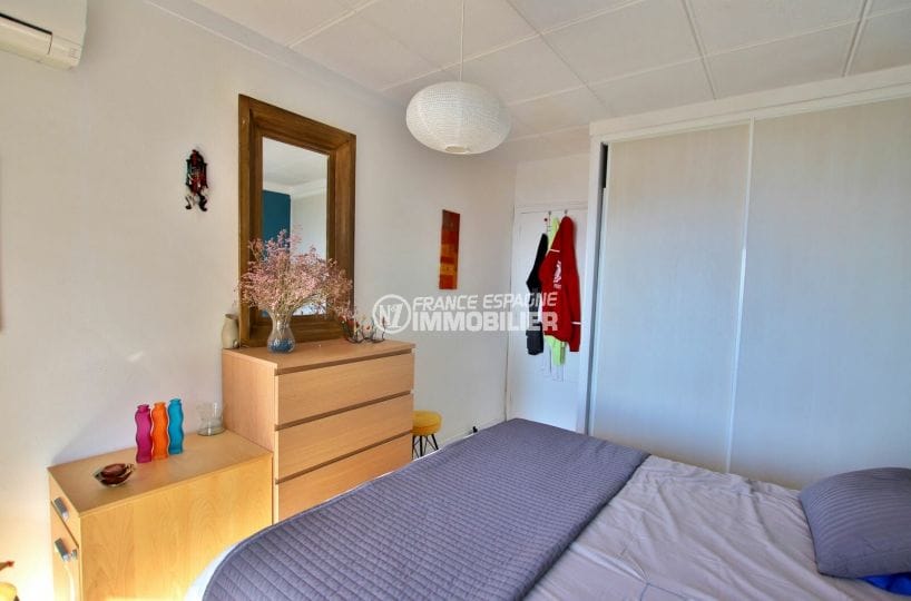 immo center rosas: appartement 4 pièces 91 m², chambre avec lit double, grande armoire encastrée