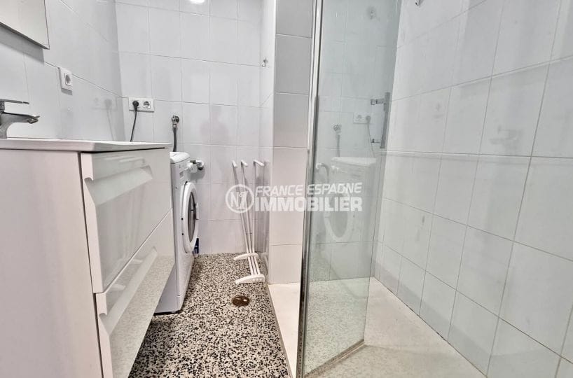 appartement rosas à vendre, 2 chambres 63 m², salle d'eau avec douche, branchement lave-linge