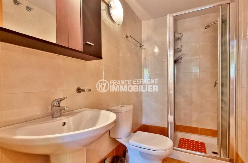 appartement à vendre à rosas, 2 chambres 73 m², 2° salle d'eau avec douche et wc