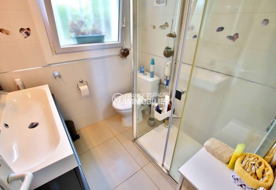 rosas immo: appartement 4 pièces 91 m², 1° salle d'eau avec douche et wc