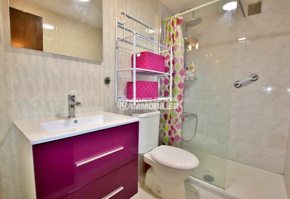 immo center rosas: appartement 2 pièces 50 m², salle d'eau avec douche et wc, grande vasque