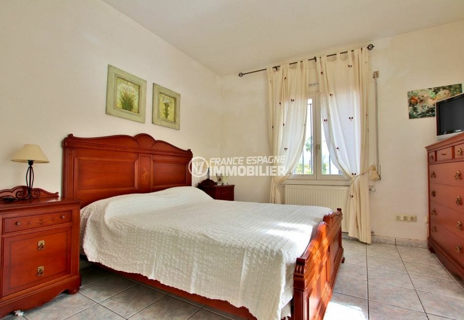 vente villa empuriabrava, 5 chambres 180 m², chambre avec lit double, tables de chevet