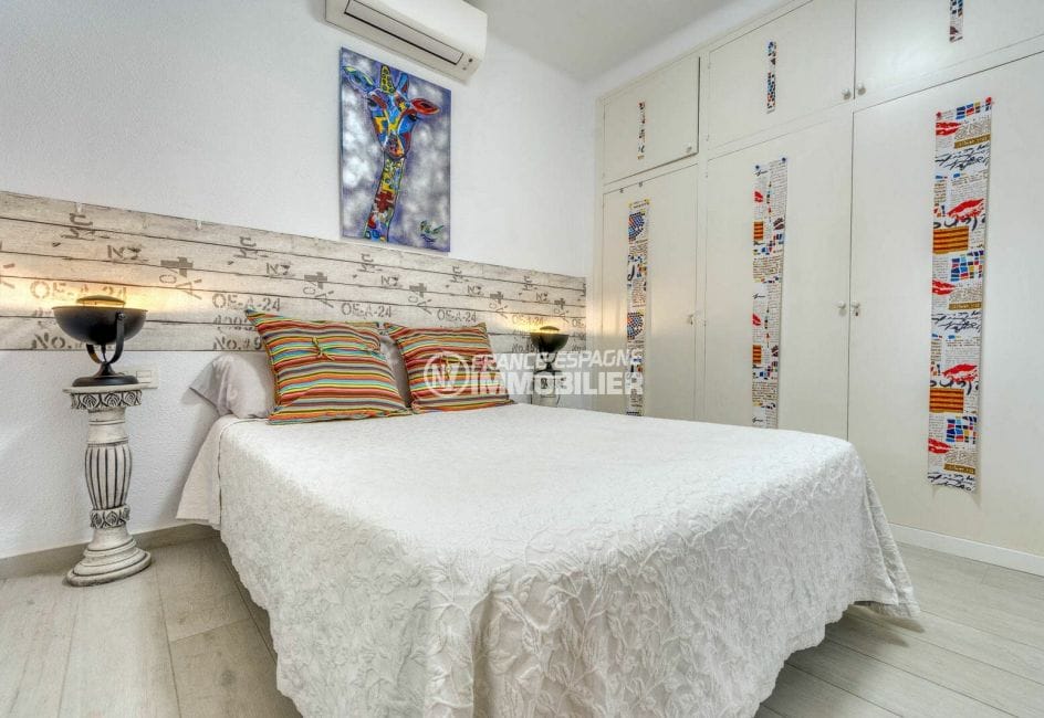 immocenter: villa 121 m², chambre à coucher avec lit double, armoire encastrée