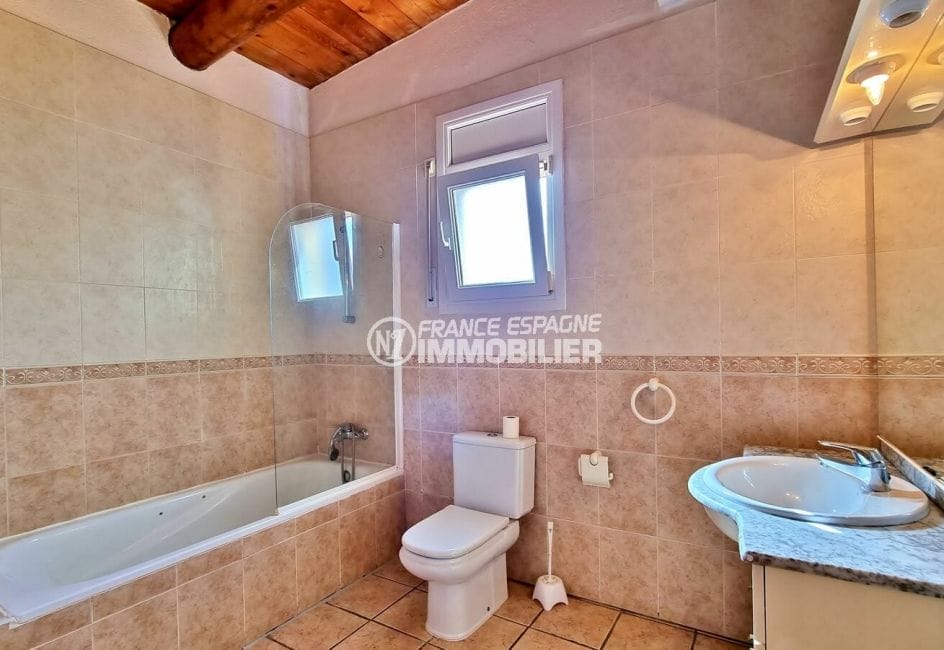 maison a vendre roses, 3 chambres 178 m², salle de bain avec baignoire et wc