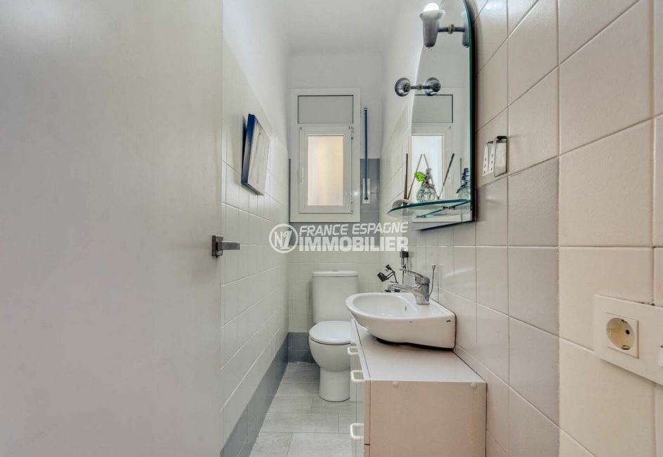 maison a empuriabrava, 3 chambres 121 m², wc indépendant avec lavabo, miroir et meuble de rangement