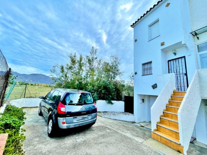 immo roses: renovated villa 2 bedrooms 79 m² with double terrace, garage 25 m². beach at 700 m