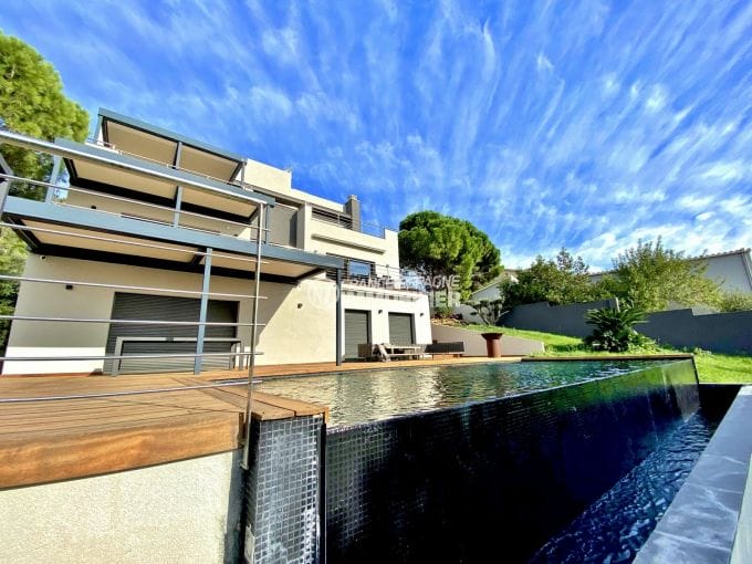 maison a vendre espagne bord de mer, 4 chambres 351 m², piscine débordante 8m x 4m sur terrain 2 000 m²