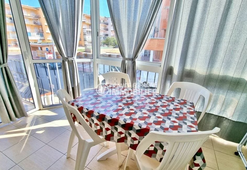 immo roses: appartement 2 pièces 45 m², séjour avec terrasse / verranda