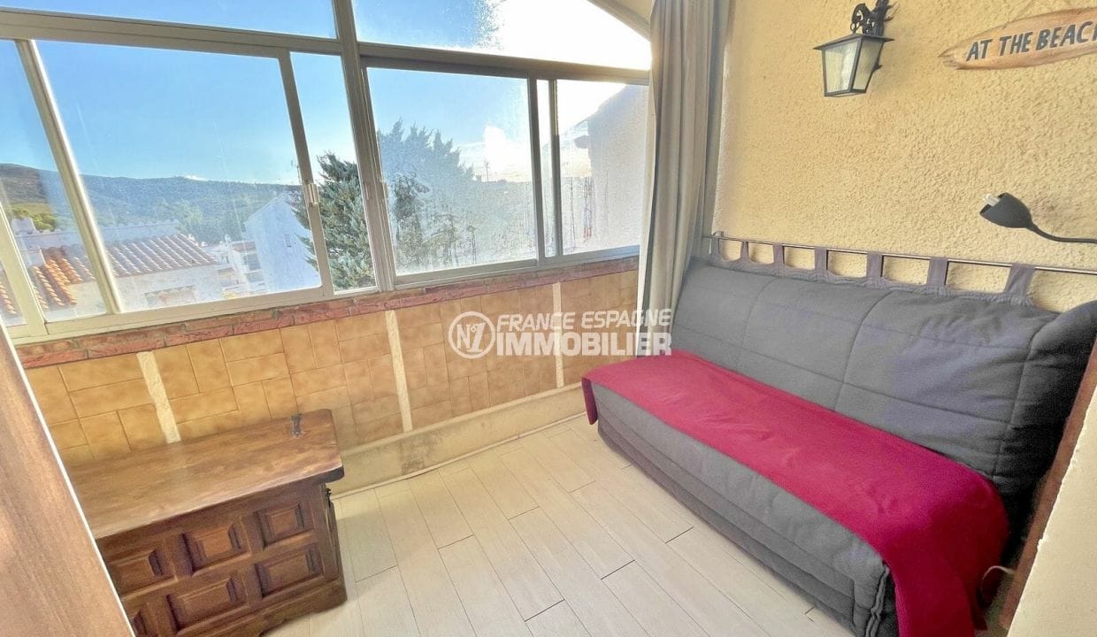 vente appartement rosas, studio 36 m² vue mer, véranda avec canapé et table basse, vue montagne