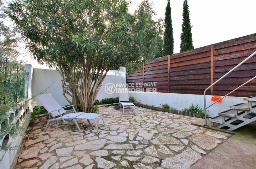 rosas immo: villa 2 chambres 79 m², terrasse avec cloture, arbre et fleurs