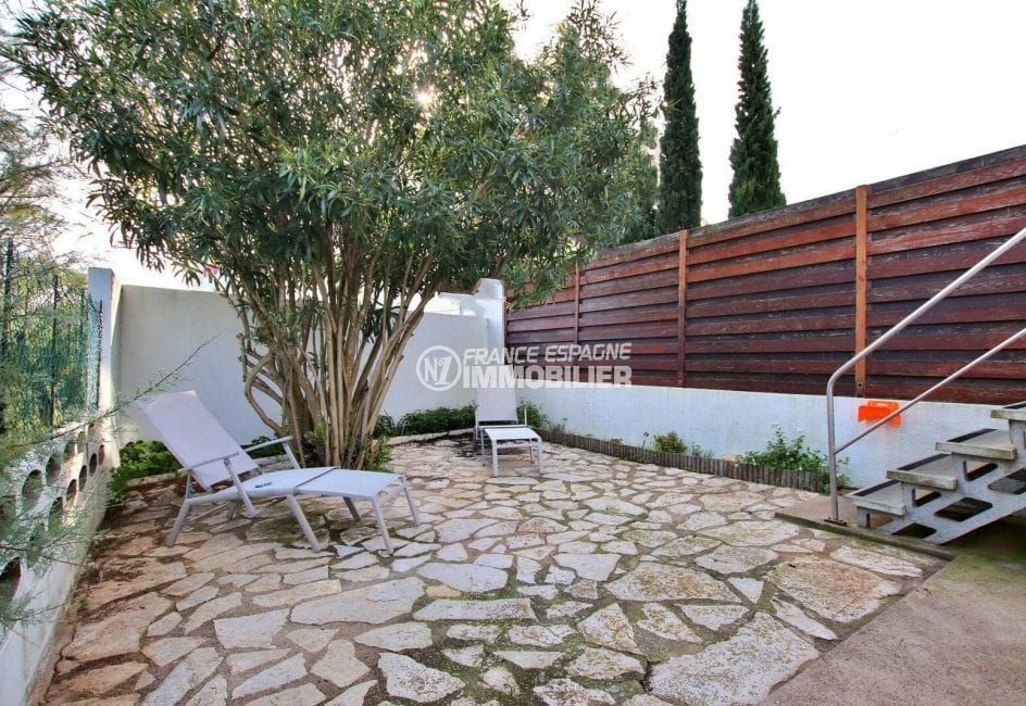 rosas immo: villa 2 chambres 79 m², terrasse avec cloture, arbre et fleurs