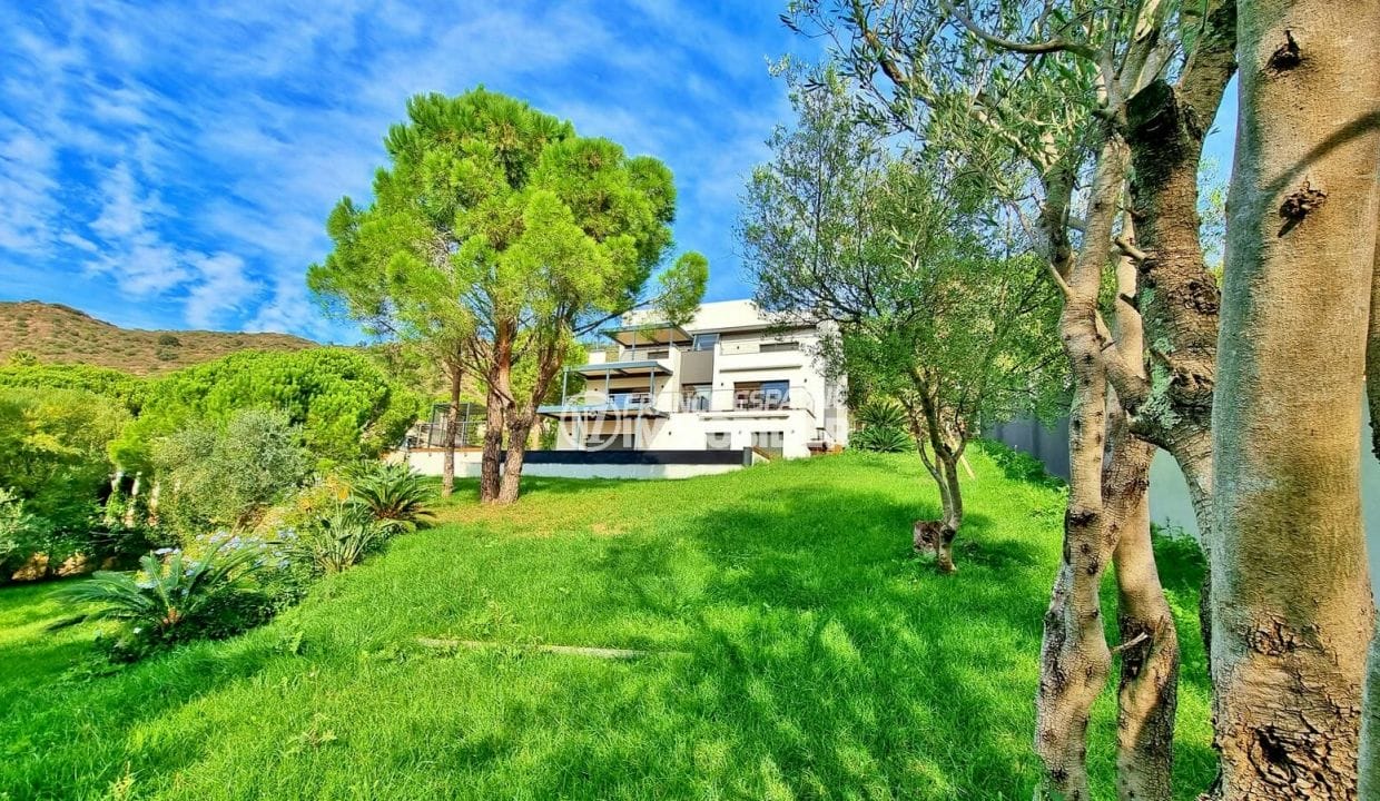 immo center: 4 bedroom villa 351 m² on 2000 m² of land, overflowing swimming pool