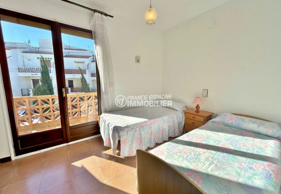 buy house rosas, 2 bedrooms 72 m², children's room with white walls and French window