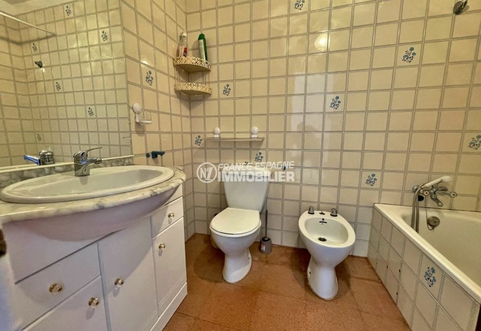 achat maison roses espagne, 2 chambres 72 m², salle de bains claire avec wc et bidet