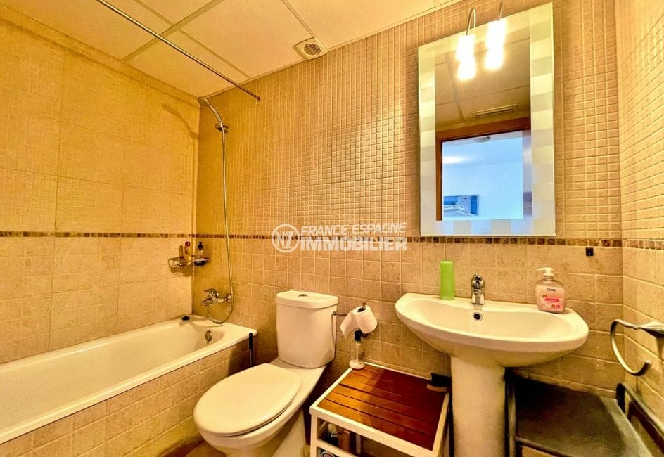 immo center rosas: appartement 2 chambres 67 m², salle de bain avec baignoire et wc