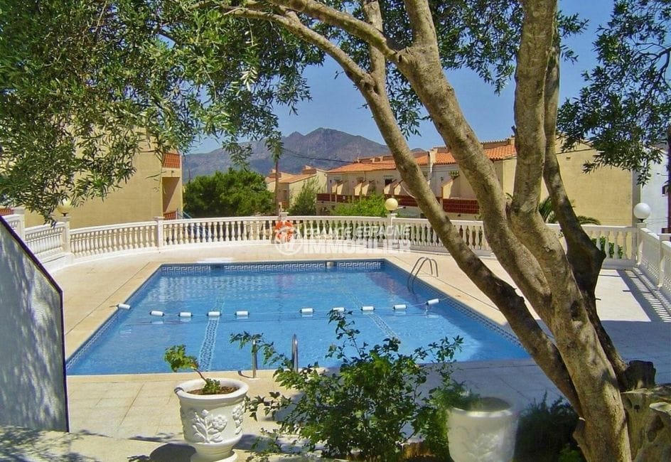 maison roses, 2 chambres 72 m², avec jardin privé et piscine commune