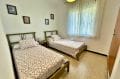 vente empuriabrava: villa 3 chambres 72 m², chambre avec 2 lits simples, lustre au plafond