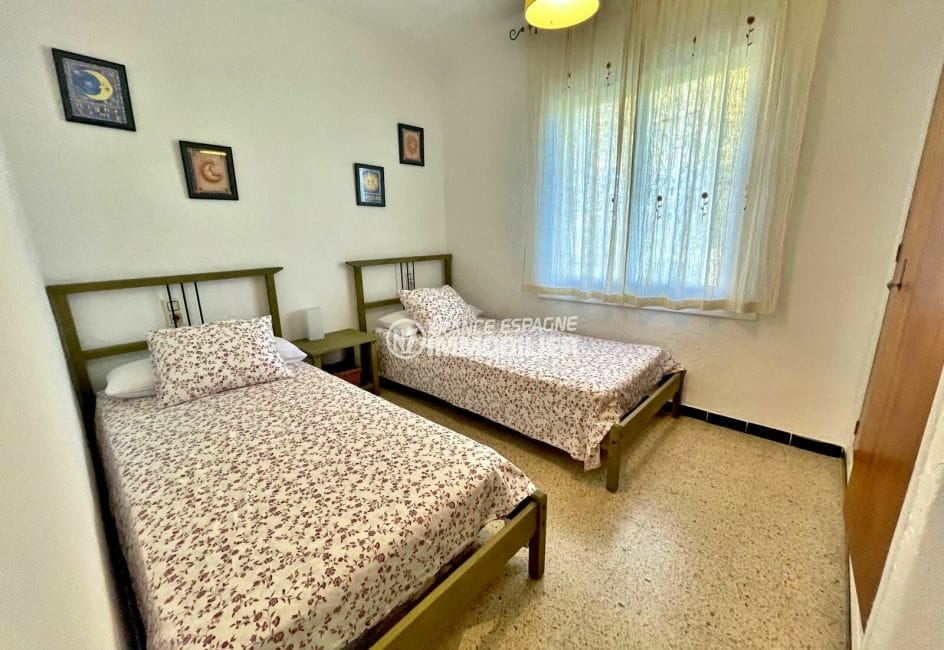 vente empuriabrava: villa 3 chambres 72 m², chambre avec 2 lits simples, lustre au plafond