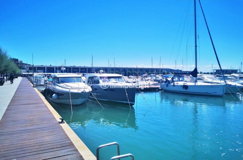 the marina of rosas offers nearly 500 berths for boats from 6 to 45 m