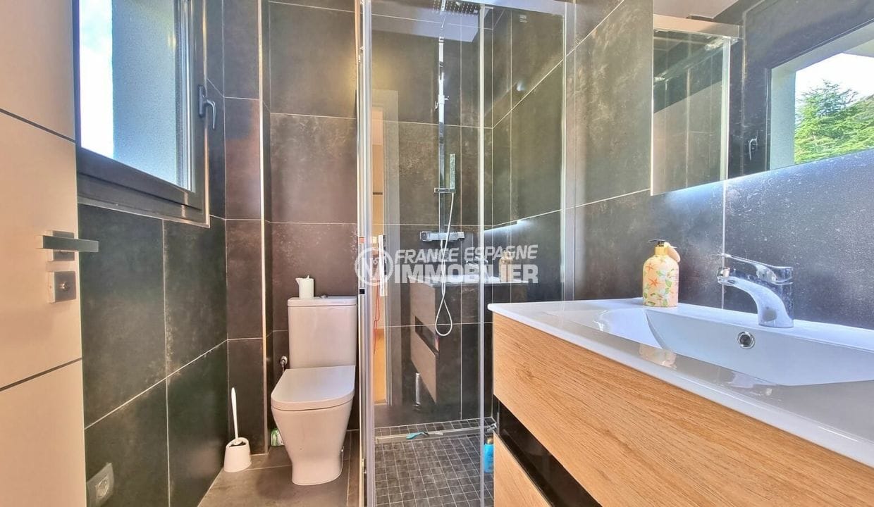 maison empuriabrava, 4 chambres 351 m², salle d'eau lumineuse avec douche et wc