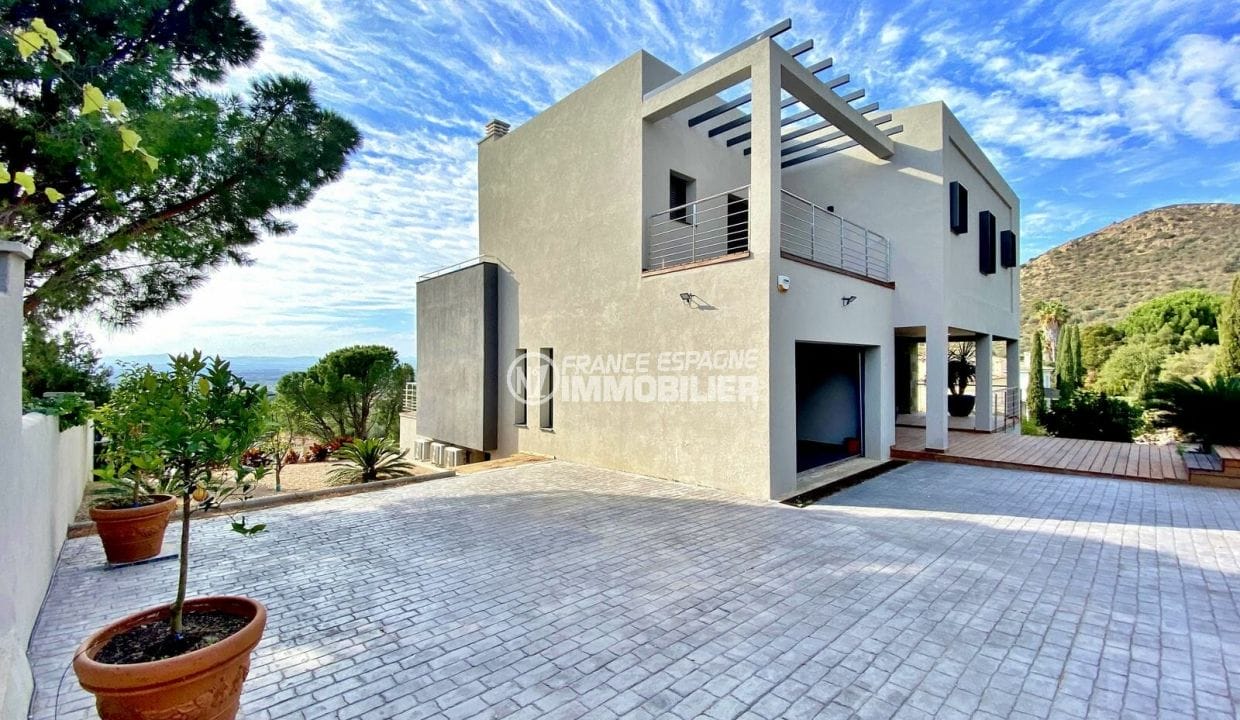 immo roses: 4 bedroom villa 351 m², courtyard parking and garage