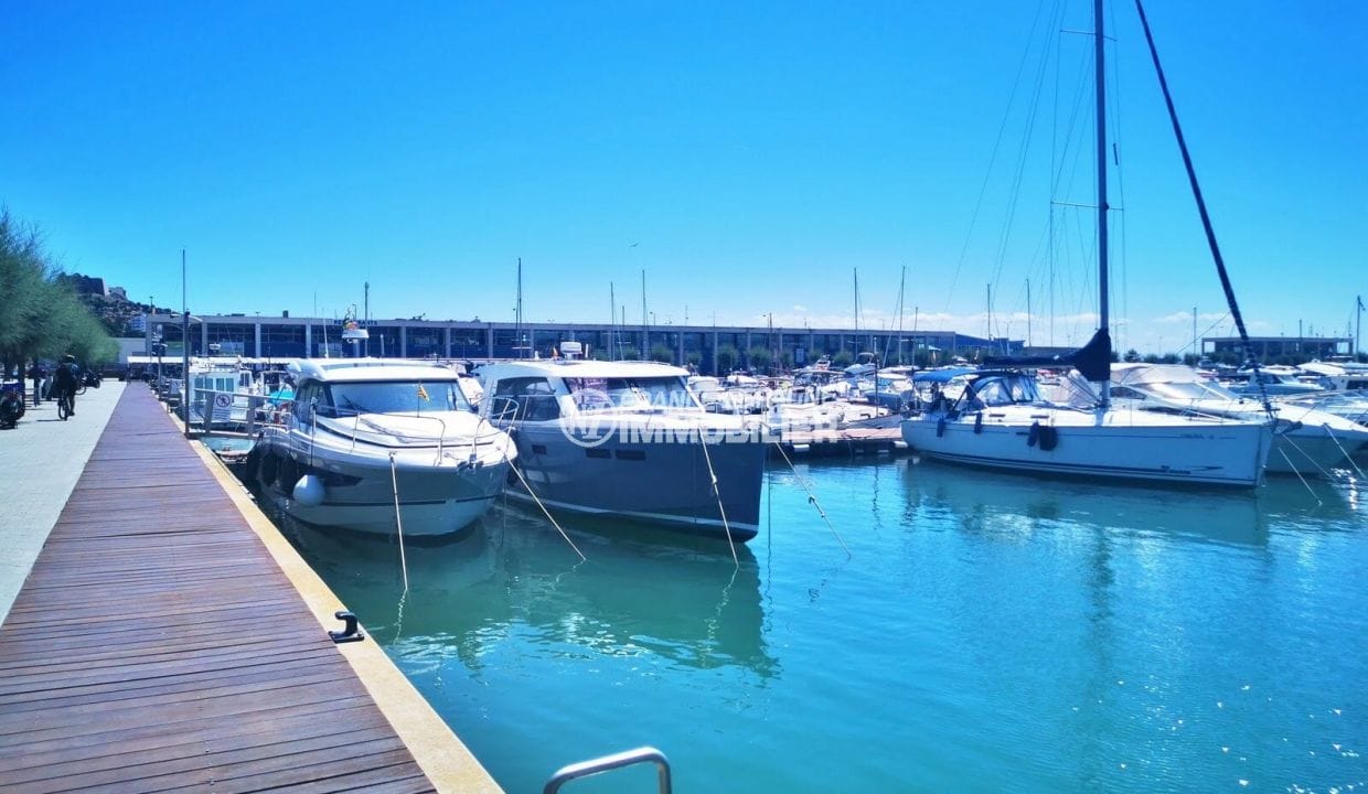 the rose marina serves 485 boats, including 374 berths for moored boats