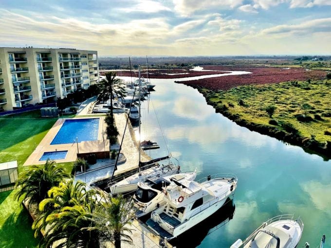 immo roses: 2 bedroom apartment 75 m², canal view and natural park, shared pool and jacuzzi, near beach