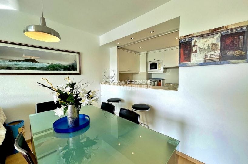 immobilier roses espagne: appartement 2 chambres 75 m², cuisine américaine ouverte sur la salle à manger