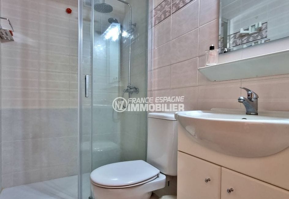 immocenter roses: appartement 2 pièces 31 m², salle d'eau avec douche à l'italienne, wc