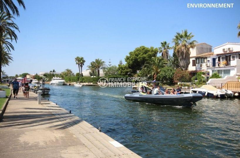 longue promenade le long du canal d'empuriabrava, somptueuses villas et bateaux