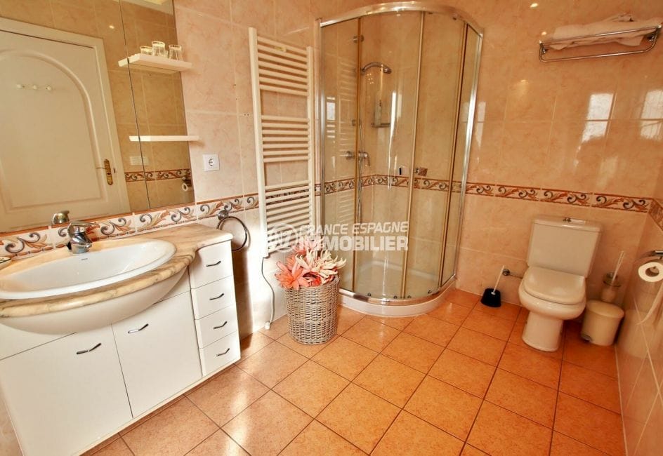 immobilier empuriabrava particulier: villa 3 chambres 180 m², seconde salle d'eau avec douche italienne