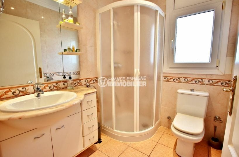 empuriabrava maison a vendre, 3 chambres 180 m², troisième salle d'eau avec douche italienne également