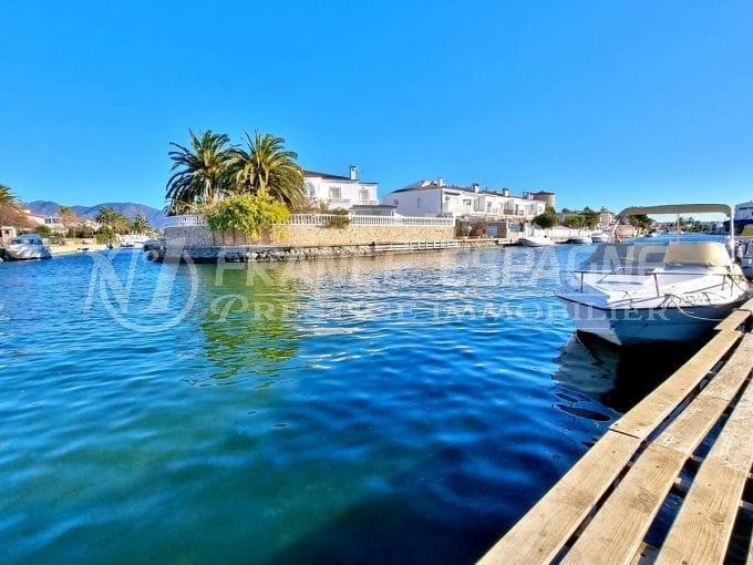 appartement a vendre empuriabrava, 2 chambres 76 m2 , terrasse vue canal, amare privé, 300 m de la plage