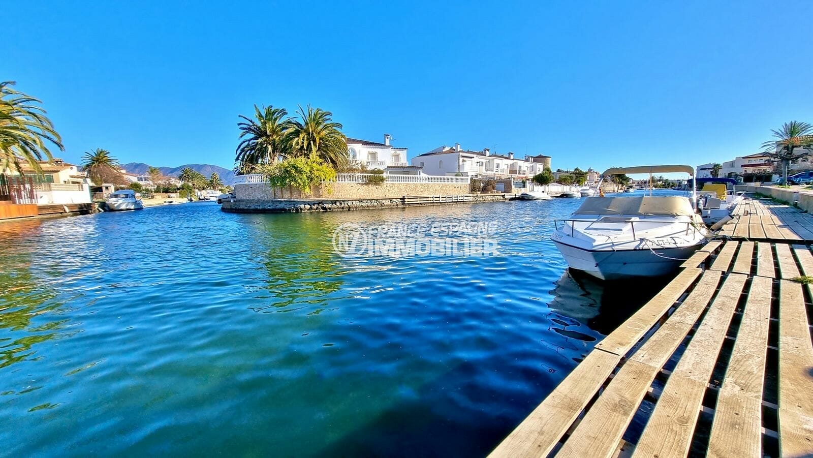 Empuriabrava - superb fisherman's cottage with mooring, south facing