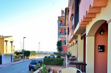apartment empuria brava, 2 rooms 38 m2, terrace with small sea view, private parking and basement , beach at 100 m