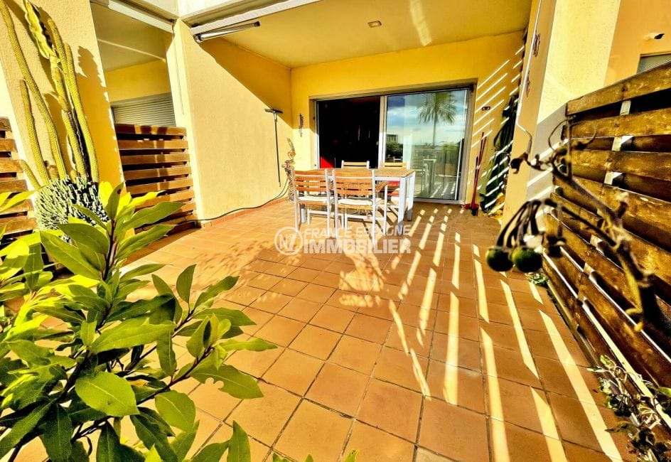 achat appartement roses espagne, terrasse de 11 m², semi-couverte, table et chaises