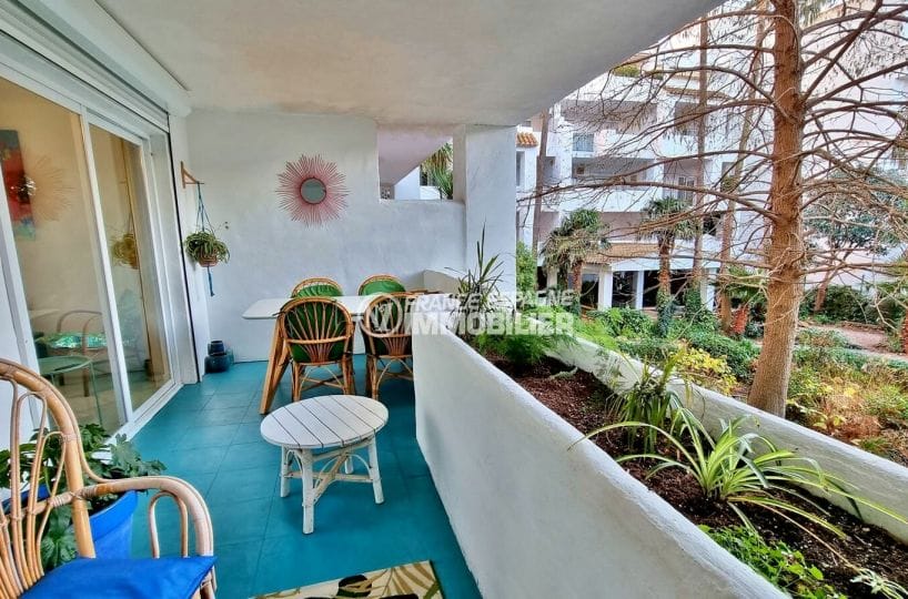 achat appartement rosas, 2 chambres 51 m², terrasse avec jardinière, vue jardin et piscine
