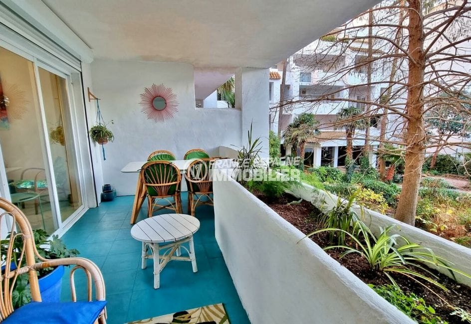 achat appartement rosas, 2 chambres 51 m², terrasse avec jardinière, vue jardin et piscine