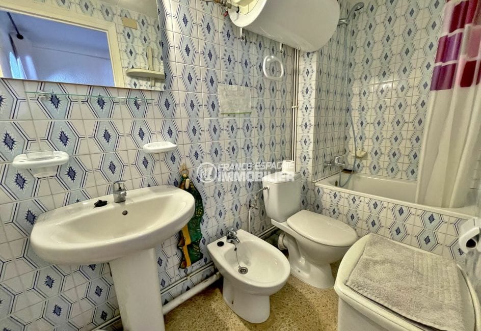 acheter appartement empuriabrava, studio 24 m2, salle de bain avec baignoire et wc