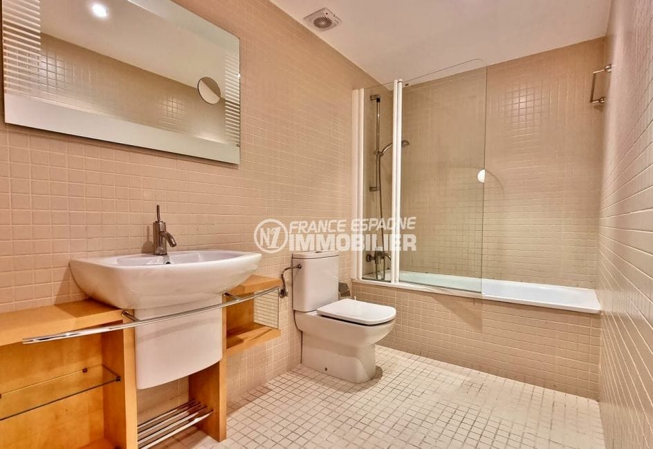 vente appartement roses espagne, 2 chambres 65 m2, salle de bain avec baignoire et wc