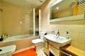 appartement a vendre roses, 2 chambres 74 m², salle de bain avec baignoire et wc