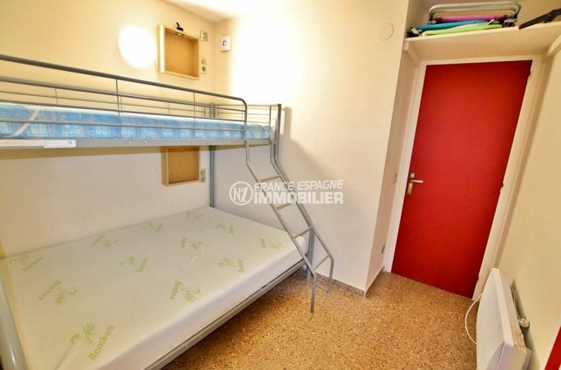empuriabrava appartement a vendre, 2 pièces 38 m2, chambre avec 2 tables de chevet mural suspendues