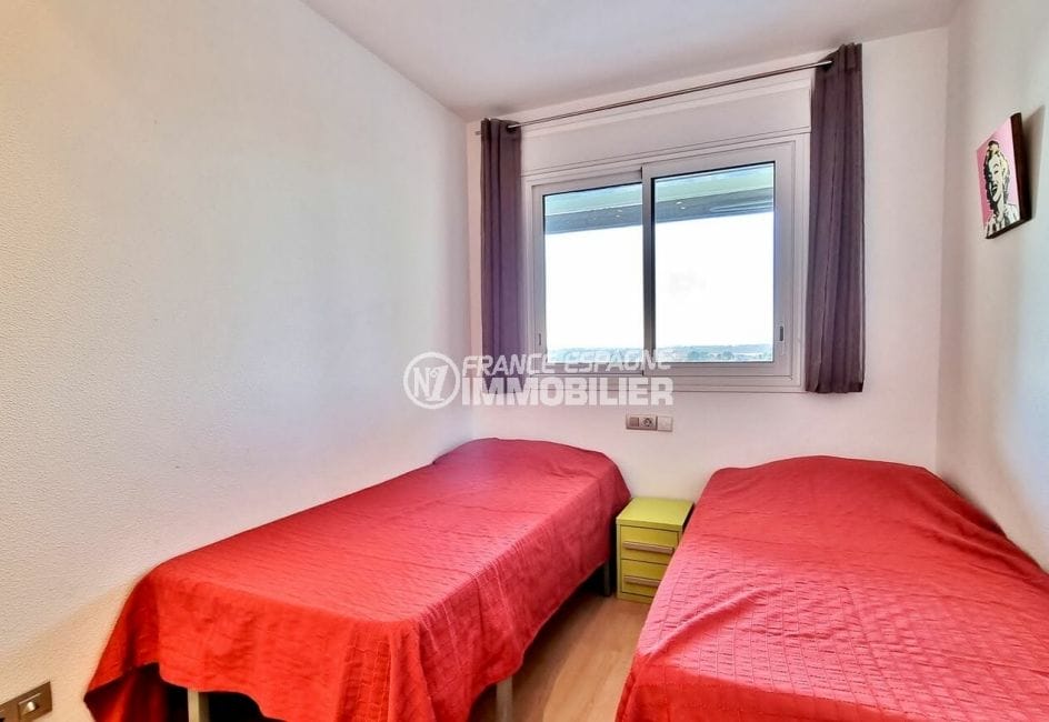 immocenter roses: appartement 2 chambres 65 m2, chambre à coucher, 2 lits simples