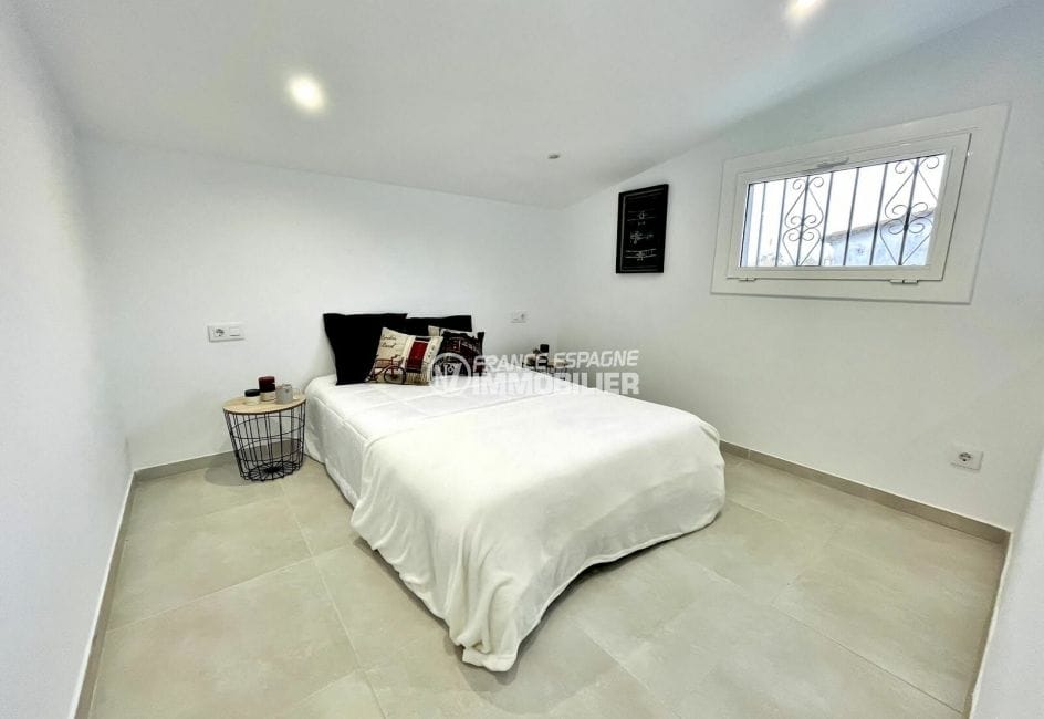 immo llanca: villa 2 chambres 81 m², chambre à coucher, carrelage au sol